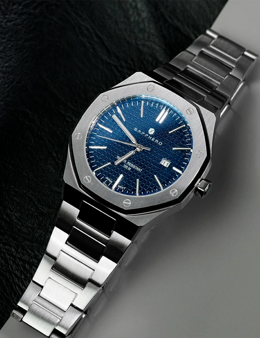 Relógio-masculino-de-frente-com-brilho-sobre-um-pano-de-couro