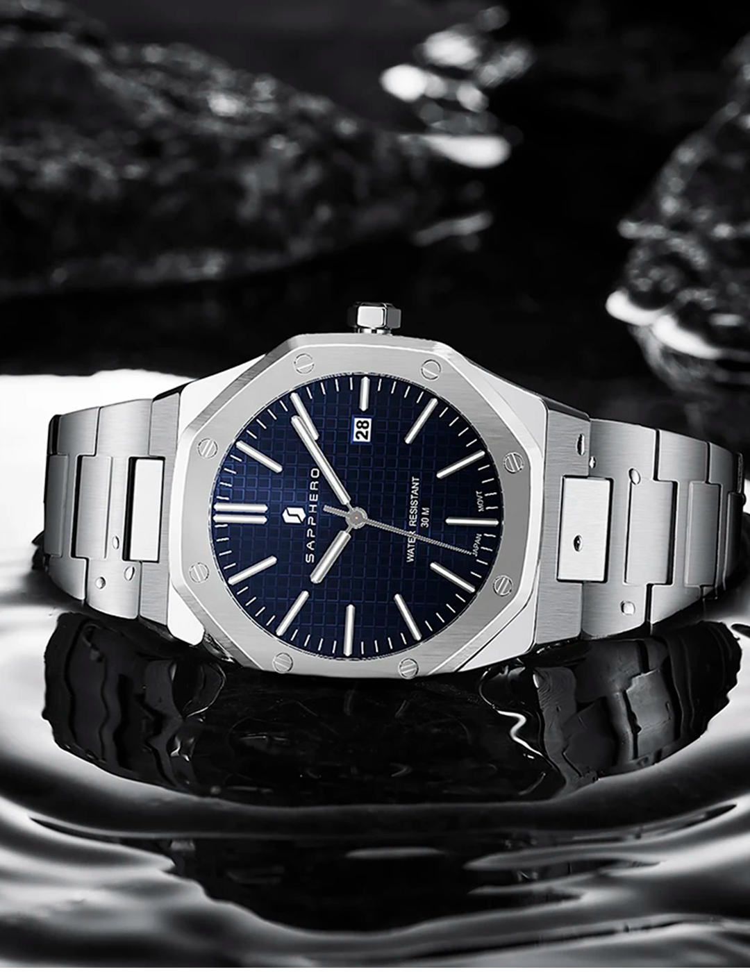 Relógio-Masculino-deitado-de-frente-sobre-agua