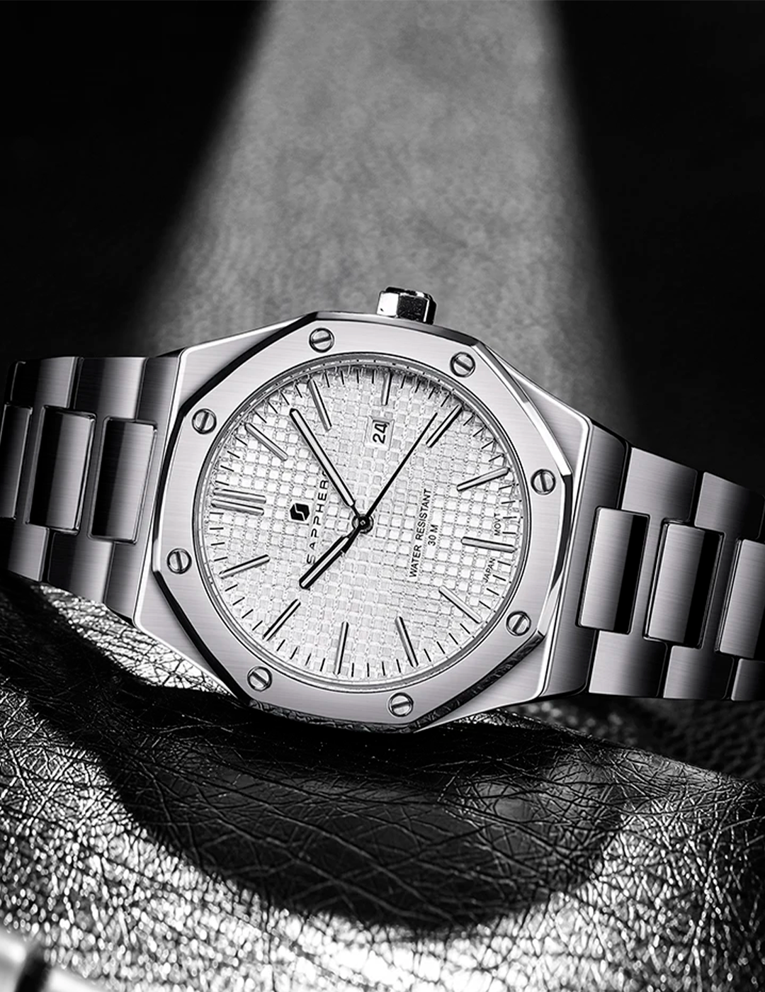 Relogio-masculino-de-frente-deitado-sobre-um-tecido