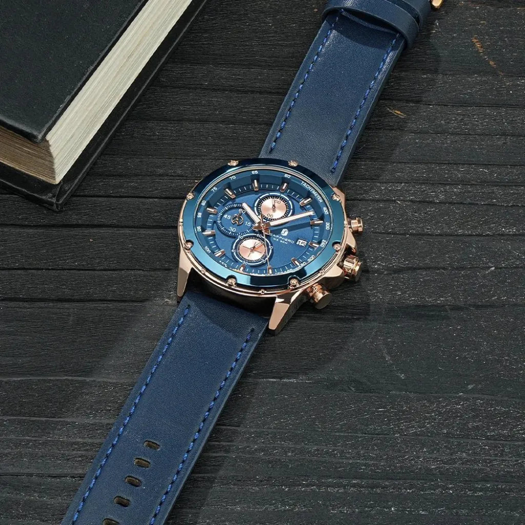 Relógio-Masculino-Sapphero-Atlas-Blue-Gold-Deitado-Numa-Mesa-de-Madeira