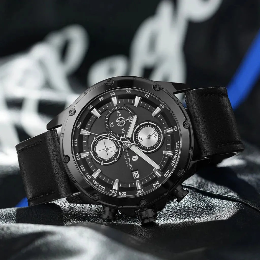 Relogio-Masculino-Sapphero-Atlas-Total-Black-sobre-um-pano-de-couro-preto