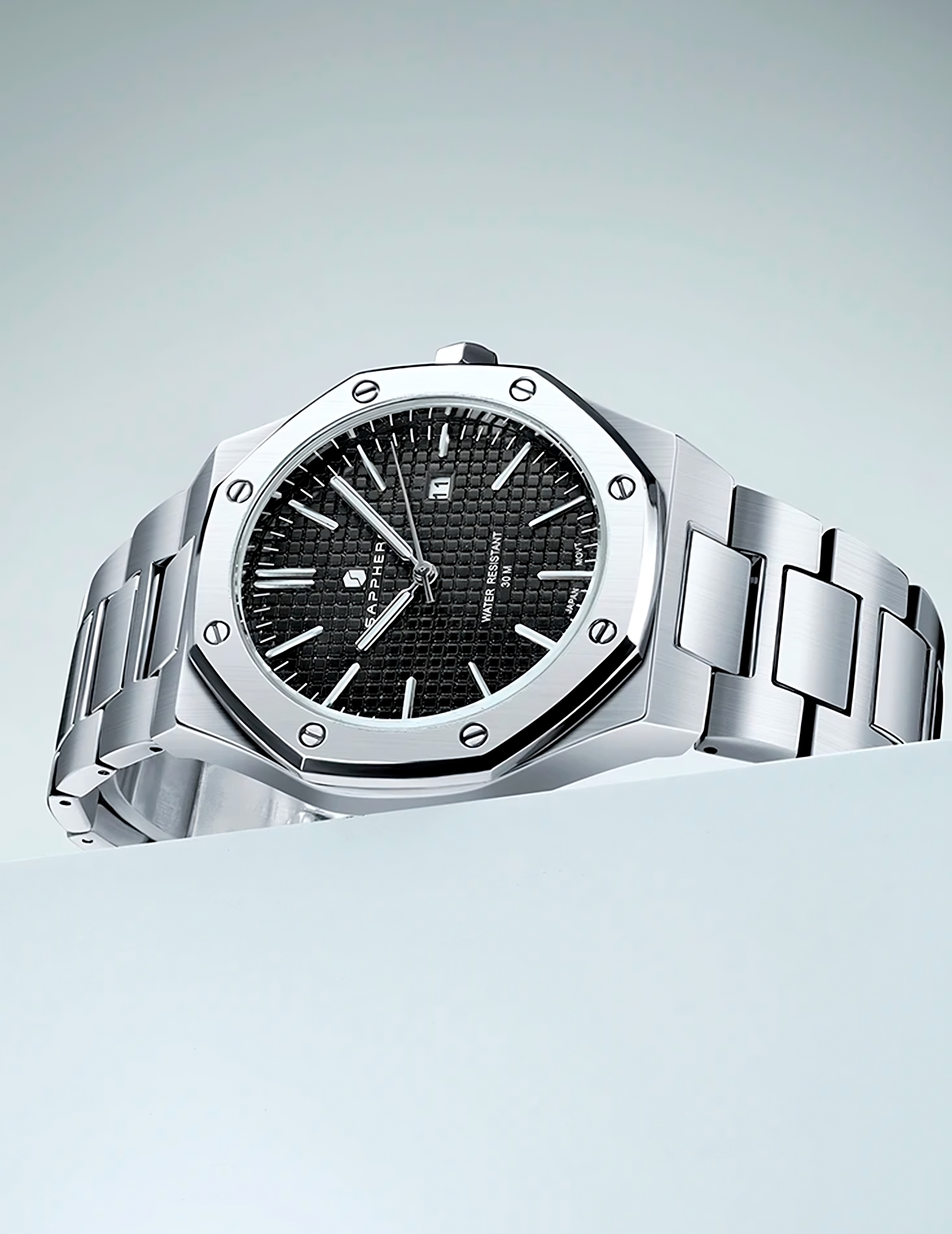 relogio-masculino-sapphero-deitado-sobre-uma-mesa-branca