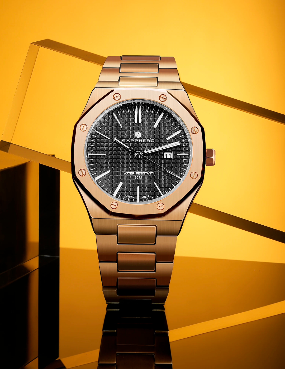 Relogio-masculino-de-frente-com-um-fundo-laranja