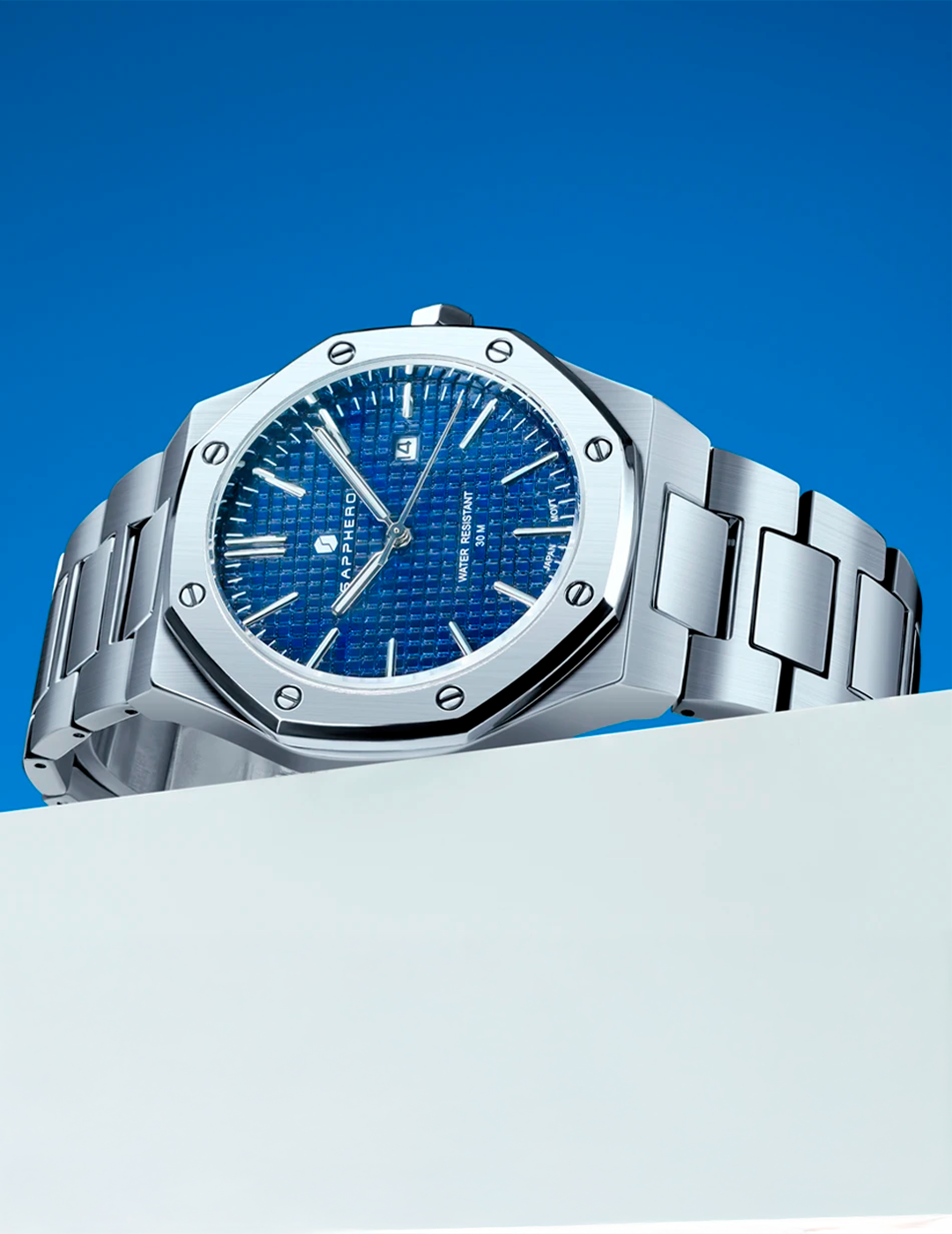 Relógio-Masculino-deitado-de-lado-sobre-uma-plataforma-branca