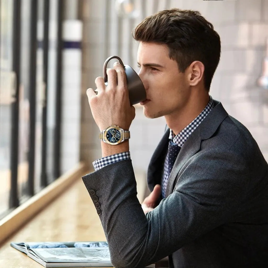 Relogio-Masculino-Sapphero-Imperium-Gold-no-Braço-de-um-homem-tomando-cafe 