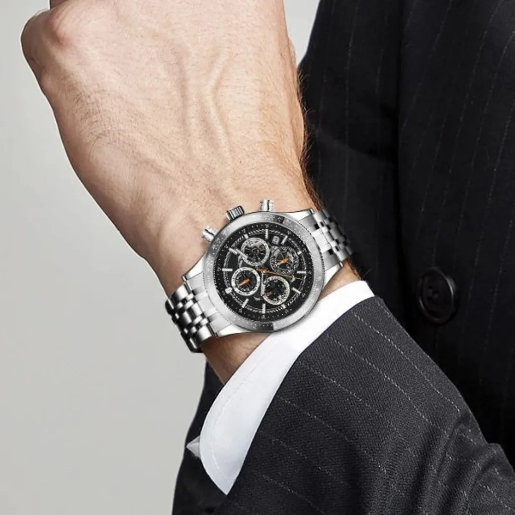 Relógio-Masculino-Sapphero-Magnus-Silver-Black-no-braço-de-um-homem