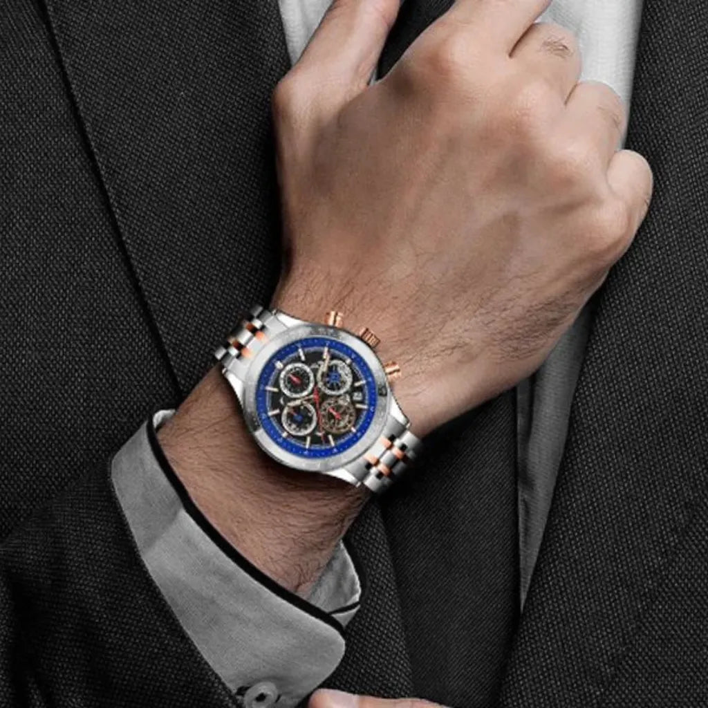 Relógios-Masculino-Sapphero-Magnus-Silver-Blue-no-pulso-de-um-homem-com-terno