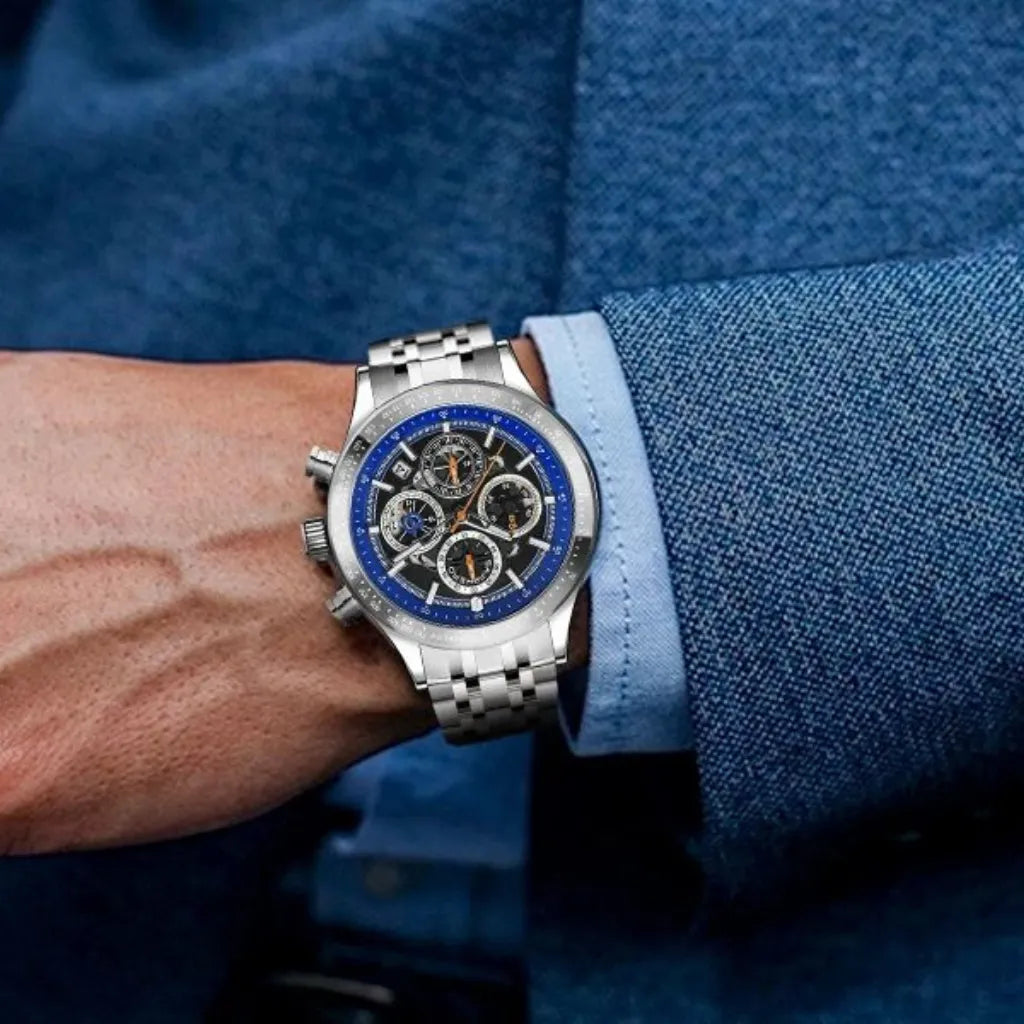 Relógios-Masculino-Sapphero-Magnus-Silver-Blue-no-pulso-de-um-homem-com-terno-azul