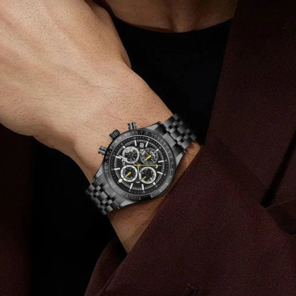Relogio-Masculino-Sapphero-Magnus-Total-Black-no-pulso-de-um-homem